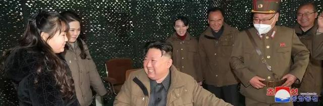 這次新型導(dǎo)彈試射，金正恩攜夫人、妹妹、女兒罕見同框